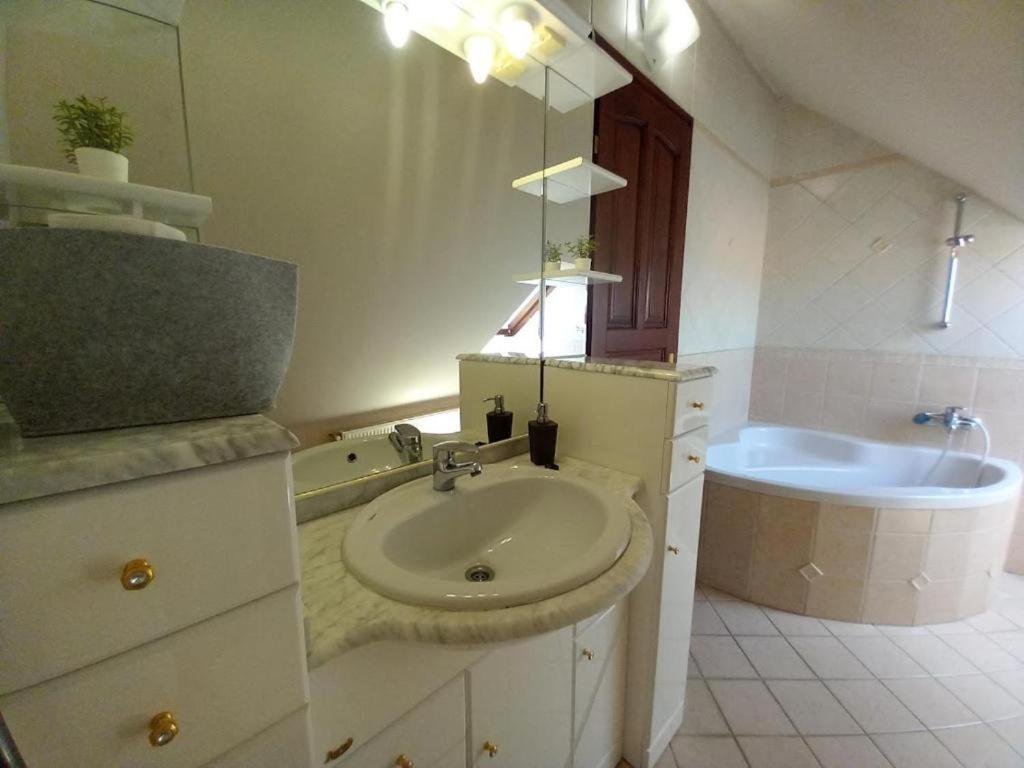 Lujza Apartman Goedoello Apartment Exterior photo