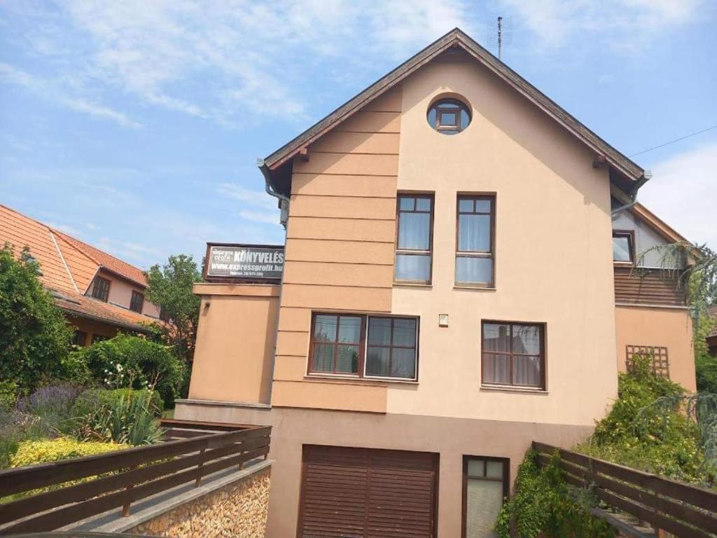 Lujza Apartman Goedoello Apartment Exterior photo